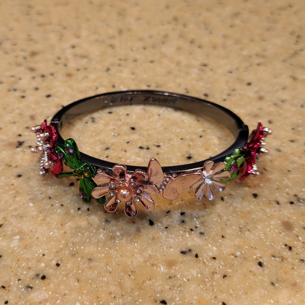 Sale NWOT Betsey Johnson Metallic Pink Green Rhinestone Pearl Bracelet